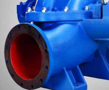 　　雙吸泵裝配填料步驟  　　1、 第一步：先把機(jī)封壓蓋的螺栓擰下來(lái)卸掉，取出兩端的機(jī)封壓蓋。  　　2、 第二步：卸掉泵蓋中開(kāi)面上的全部螺母，用電葫蘆吊起泵蓋。  　　3、 第三步：再用電葫蘆將整個(gè)轉(zhuǎn)子部件吊起，平穩(wěn)放在墊子上。  　　4、 第四步：拆掉軸承體，卸下軸承壓蓋及軸承。(兩端同)  　　5、 第五步：最后拆下機(jī)械密封，再根據(jù)裝機(jī)封壓蓋止口尺寸加工填料壓蓋的配合尺寸。  　　6、 第六步：再裝上兩端的軸承及鎖緊螺母和軸承體。  　　7、 第七步：再將轉(zhuǎn)子部件吊起放入泵體，保持與原來(lái)(拆卸時(shí))的位置一樣。  　　8、 第八步：吊起泵蓋改好，擰緊螺母。  　　9、 第九步：裝填料，將填料裝入原來(lái)安裝機(jī)封的位置，前面兩根填料再放填料環(huán)，后面再放3根填料用填料壓蓋壓緊并用螺母鎖緊即可。裝配完畢